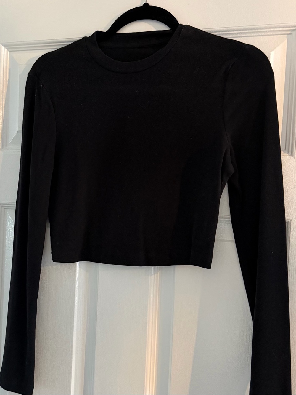 Black Long-Sleeve Crop Top - Women's Basic Tee